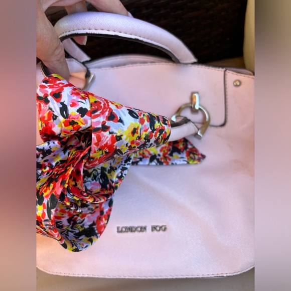 London Fog pink purse with multiple compartments. - Picture 5 of 9